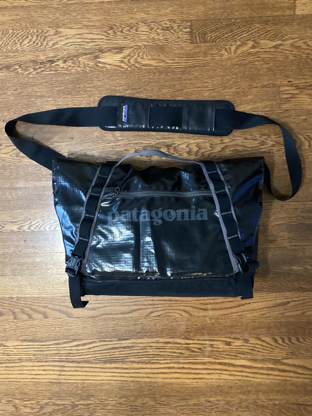 Patagonia Black Hole messenger bag